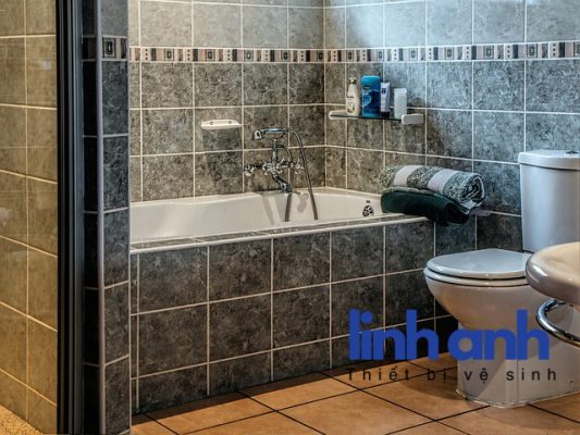 Vệ sinh nhà tắm mùa nồm